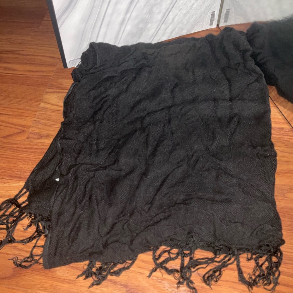 🥰 4/$25 - Black Fringe Scarf